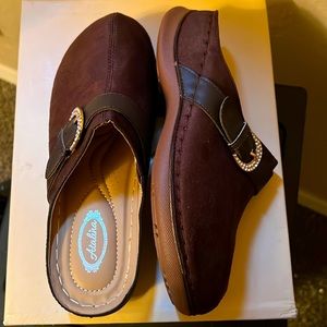 Atalima low buckle clogs